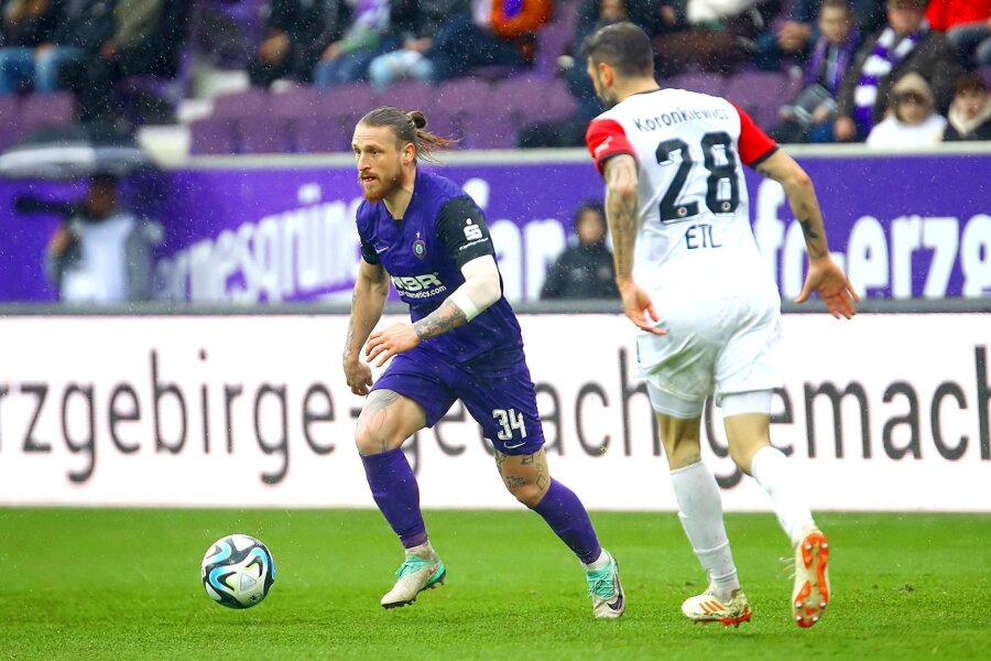 FC Erzgebirge Aue: Stefaniak merzt seinen Fehler selbst aus - Aues Marvin Stefaniak (links) führt den Ball vor Viktoria-Verteidiger Patrick Koronkiewicz.