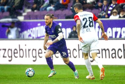 FC Erzgebirge Aue: Stefaniak merzt seinen Fehler selbst aus - Aues Marvin Stefaniak (links) führt den Ball vor Viktoria-Verteidiger Patrick Koronkiewicz.
