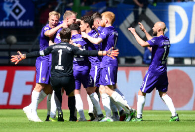 FC Erzgebirge Aue stoppt Niederlagen-Serie - Aues Spieler jubeln nach dem Treffer zum 0:1.