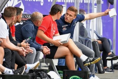 FC Erzgebirge Aue: Trainer fordert nach erster Saisonniederlage eine Reaktion - Besonders in der ersten Halbzeit im Spiel gegen Sandhausen hatte Aue-Trainer Alexey Shpilevski (rechts) viel zu kritisieren.