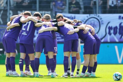 FC Erzgebirge Aue: „Wir haben viel Vertrauen zurückgewonnen“ - Die Spieler des FC Erzgebirge bilden vor dem Anstoß einen Kreis.