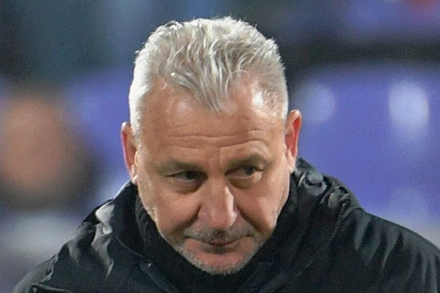 Die Hoffnung auf den Ligaverbleib ist weg: Aues Coach Pavel Dotchev nach dem 0:3 gegen Karlsruhe. 
