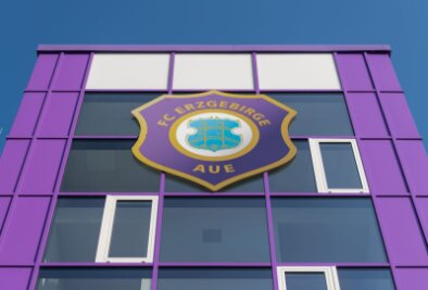 Das Logo von Erzgebirge Aue ist an der Fassade des Stadions zu sehen.