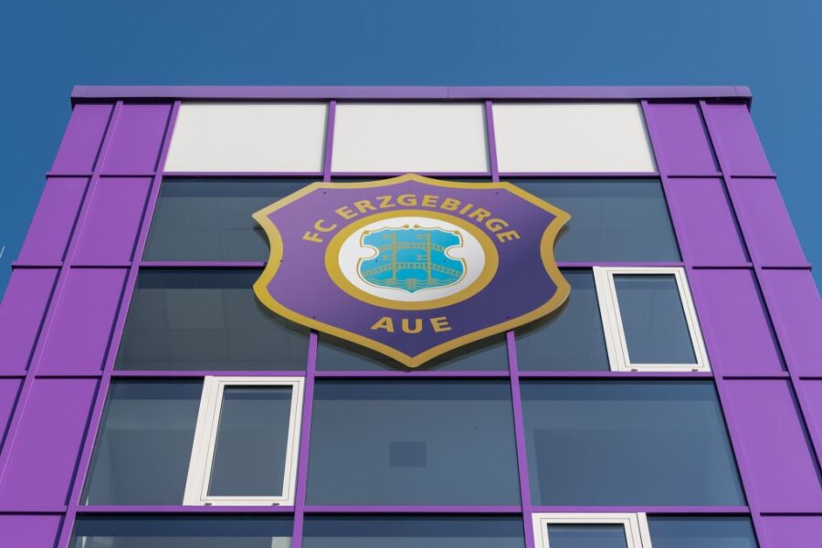 Das Logo von Erzgebirge Aue ist an der Fassade des Stadions zu sehen.