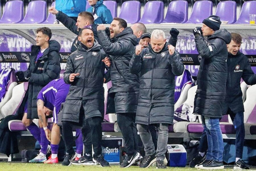 FC Erzgebirge: Deshalb läuft es für Aue im Abstiegskampf - Der FC Erzgebirge bleibt mit Neu-Trainer Pavel Dotchev (3.v.re) weiter auf Erfolgskurs im Abstiegskampf. 