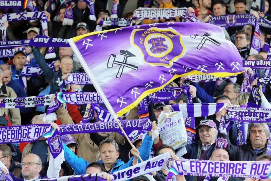 FC Erzgebirge: Die teuersten Stehplätze der 3. Liga gibt es in Aue - Für eine Stehplatz-Dauerkarte müssen die Fans beim FC Erzgebirge Aue ligaweit am tiefsten in die Tasche greifen. 