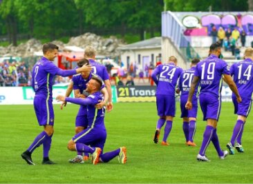 FC Erzgebirge läutet Aufstiegsfeier mit 3:0 ein - Torschütze Simon Skarlatidis jubelt über seinen Treffer in der 41. Minute.