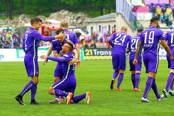 FC Erzgebirge läutet Aufstiegsfeier mit 3:0 ein - Torschütze Simon Skarlatidis jubelt über seinen Treffer in der 41. Minute.