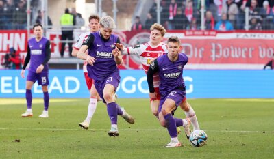 FC Erzgebirge: Männels Flugkopfball rettet einen Punkt beim Tabellenführer - Von links: Marco Schikora (21, Aue), Dominik Kother ( 27, Regensburg), Franco Schädlich (12, Aue).