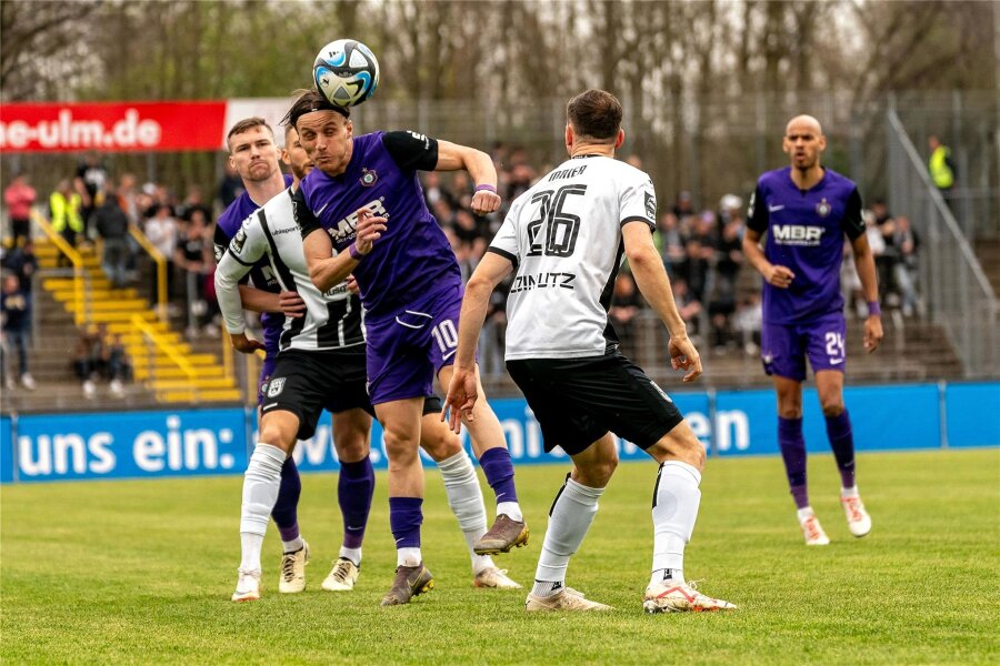 FC Erzgebirge punktet beim Spitzenreiter - doch da war mehr drin - Aues Mirnes Pepic köpft den Ball vor Ulms Philipp Maier.