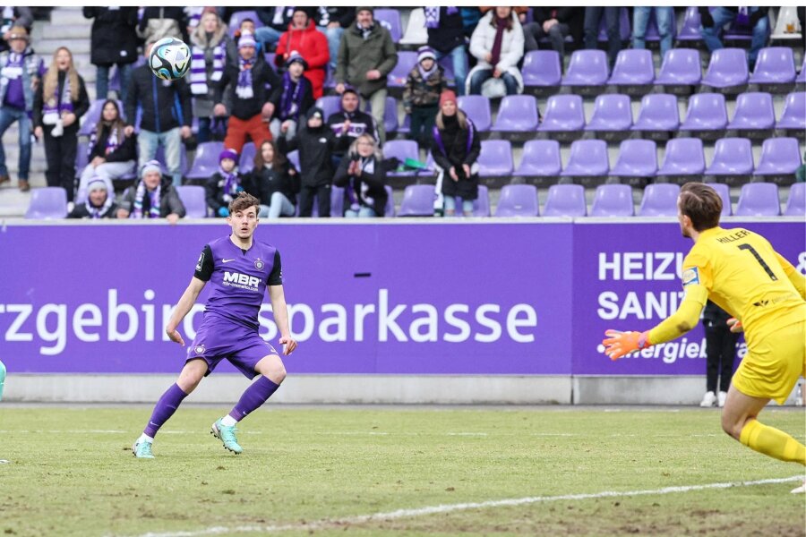 FC Erzgebirge: Weshalb Sean Seitz eine unruhige Nacht hatte - Belebendes Element im Auer Spiel, aber diesmal ohne Glück: Youngster Sean Seitz (li.), hier beim Vergeben der ersten von zwei Großchancen.