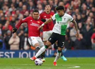 FC Liverpool verliert Tabellenführung an Arsenal - Luis Diaz (r) und der FC Liverpool trennten sich von Casemiro und Manchester United 2:2.