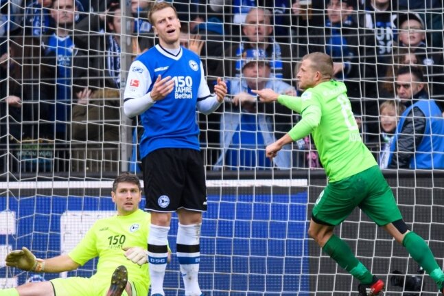 FCE: Erst Tiefschlaf, dann Kampf - Der Ausgleich zum 2:2 in Bielefeld für den FC Erzgebirge Aue durch Nicky Adler (rechts).