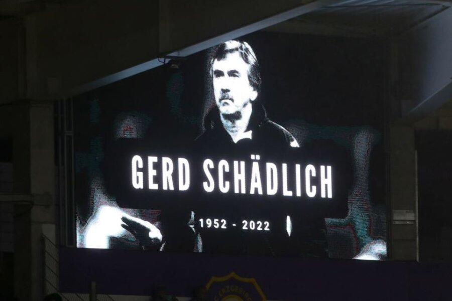 FCE-Fans nehmen im Auer Stadion berührenden Abschied von unvergessenem Gerd Schädlich - Der FC Erzgebirge Aue erinnerte vor seinem Heimspiel am Freitag an seine verstorbene Trainerlegende Gerd Schädlich.