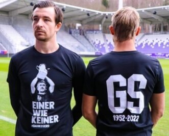 FCE gedenkt Trainerikone mit T-Shirt - In Erinnerung an Gerd Schädlich wollen Martin Männel und Co. bei dem nächsten Spiel dieses T-Shirt tragen.