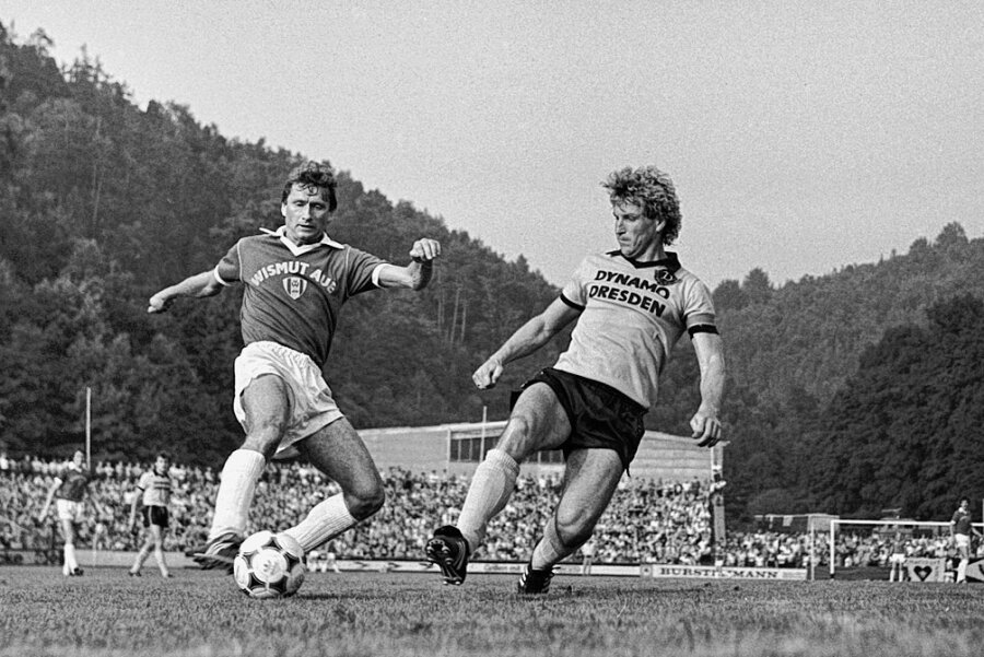 Holger Erler (links) im Zweikampf mit Dresdens Hans-Jürgen Dörner. Das Heimspiel am 22. August 1984 verlor Wismut gegen Dynamo nach Treffern von Ralf Minge, Ulf Kirsten und Andreas Trautmann mit 0:3.