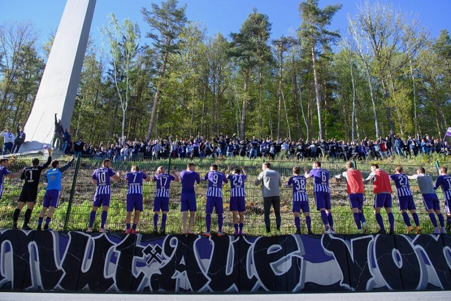Ende Mai versammelten sich nach einem Spiel des FCE die Fans hinter dem Stadion im Wald. Verantwortliche wie Anhänger drängen darauf, die Spiele wieder live im Stadion sehen zu können. 