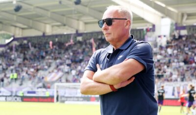 FCE-Präsident tritt ab: So reagieren Politik und Fan-Szene - Helge Leonhardt im Erzgebirgsstadion: Am 4. Spieltag beim Spiel gegen Wehen Wiesbaden war er noch Präsident des FC Erzgebirge Aue. Nun ist er zurückgetreten. 