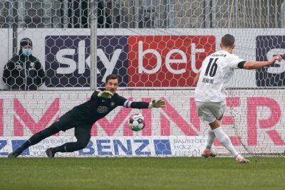 FCE tritt gegen FC Ingolstadt an: Keine Angst vorm Krimi vom Punkt - Martin Männel pariert einen Elfmeter - hier beim Ligaspiel in der vergangenen Saison in Sandhausen.