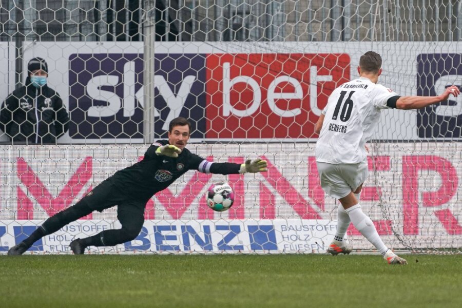FCE tritt gegen FC Ingolstadt an: Keine Angst vorm Krimi vom Punkt - Martin Männel pariert einen Elfmeter - hier beim Ligaspiel in der vergangenen Saison in Sandhausen.