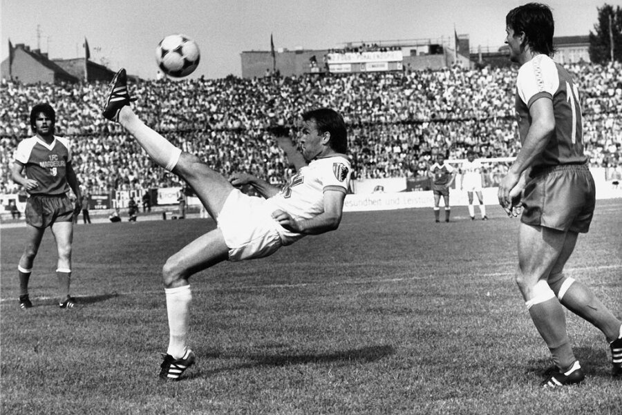 FCK-Legende Joachim Müller feiert seinen 70. Geburtstag - Spektakulär mochte es Joachim Müller auf dem Rasen, in dieser Szene im FDGB-Pokalfinale 1983 gegen den 1. FC Magdeburg. Das Spiel endete 0:4 aus Sicht der Himmelblauen. 