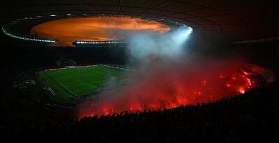 FCK rechnet mit saftiger Geldstrafe nach Pyro im Endspiel - Die Fans des 1. FC Kaiserslautern brannten Pyrotechnik ab.