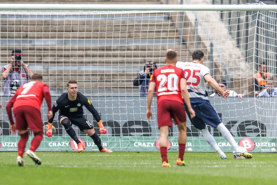 FCK zittert weiter - Dardai-Abschied naht bei Hertha - Hertha-Torjäger Haris Tabakovic (r) verwandelt den Elfmeter zum 1:0.