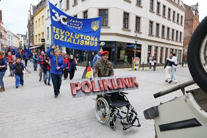 FDJ marschiert erneut in Zwickau auf - Am Samstag sind Mitglieder der Freien Deutschen Jugend (FDJ) erneut mit wehenden Fahnen durch Zwickau gezogen.