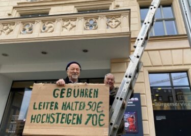 FDJ-Prozess: Darf jetzt jeder den Rathausbalkon stürmen? - Martin Böttger (links) und Karl-Ernst Müller demonstrieren mit einer Leiter vor dem Rathausbalkon gegen die FDJ-Entscheidung. 