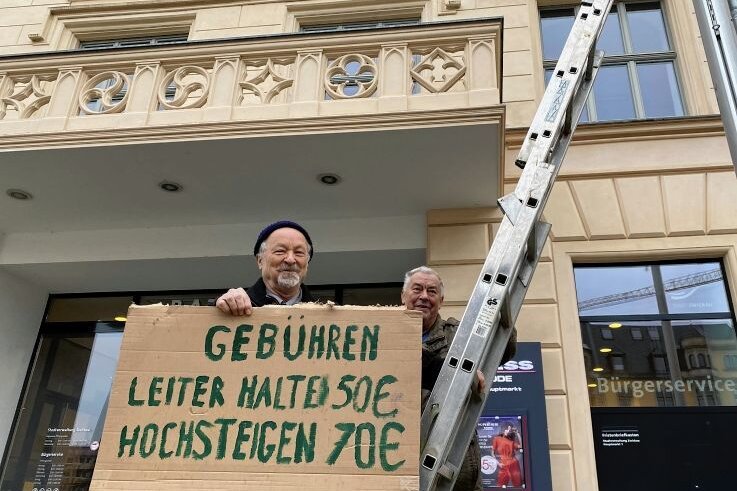 FDJ-Prozess: Darf jetzt jeder den Rathausbalkon stürmen? - Martin Böttger (links) und Karl-Ernst Müller demonstrieren mit einer Leiter vor dem Rathausbalkon gegen die FDJ-Entscheidung. 