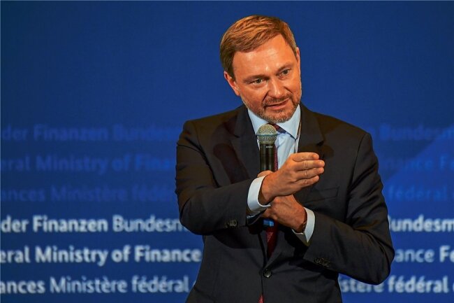 Christian Lindner (FDP), Bundesminister der Finanzen, meint: "Das Jahrzehnt der Zukunftsinvestitionen bezieht sich nicht nur auf die öffentliche Hand. Wir müssen privates Kapital aktivieren." 