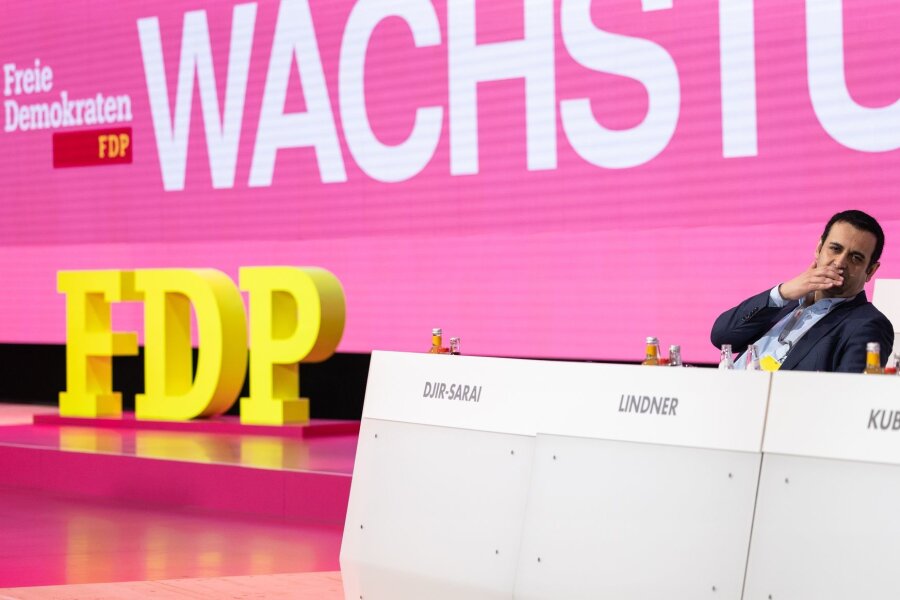 FDP fordert "generationengerechte Haushaltspolitik" - FDP-Generalsekretär Djir-Sarai (l) und Parteichef Lindner im Gespräch: Ihre Partei erneuert ihre Forderung nach einer echten Aktienrente nach schwedischem Vorbild.