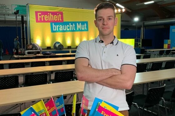 FDP geht auf Kandidatensuche auch für den Kreis Mittelsachsen - Im Döbelner Sport- und Freizeitzentrum WelWel werden am Samstag 250 Delegierte zum Landesparteitag der FDP erwartet. Generalsekretär Philipp Hartewig bereitete sich hier am Freitag auf den Parteitag vor.
