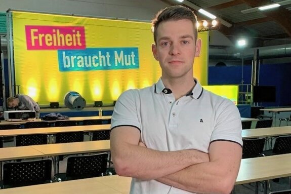 FDP geht auf Kandidatensuche auch für den Kreis - Im Döbelner Sport- und Freizeitzentrum WelWel werden am Samstag 250 Delegierte zum Landesparteitag der FDP erwartet. Generalsekretär Philipp Hartewig bereitete sich hier am Freitag auf den Parteitag vor.