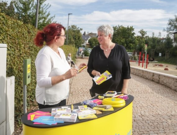 FDP-Kandidatinnen auf Wahlkampftour - Straßenwahlkampf in Neukirchen: Ulrike Harzerund Monique Woiton (rechts) wollen für die FDP in den Bundestag einziehen.