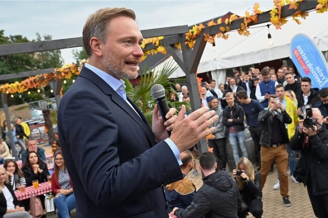 FDP-Spitzenkandidat Christian Lindner: Einsame Spitze - Wahlkampf am "Uferstrand": der FDP-Bundesvorsitzende Christian Lindner an diesem Freitag in Chemnitz. 