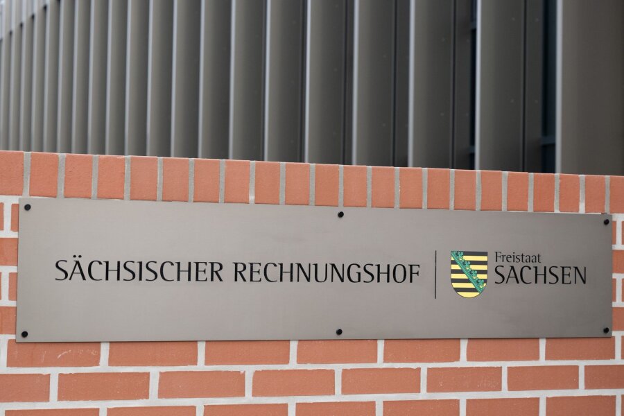 FDP und Freie Wähler: Bestätigung durch Rechnungshof-Kritik - Das Schild des Sächsischen Rechnungshof vor dem Eingang in Döbeln.