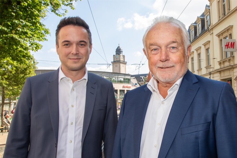 FDP-Vize Kubicki: „Ob die Ampel 2025 erreicht, da habe ich große Zweifel“ - Robert Malorny, Spitzenkandidat der FDP Sachsen zur Landtagswahl, und Bundesvize Wolfgang Kubicki vor einer Wahlkampfveranstaltung am Dienstag in Plauen.