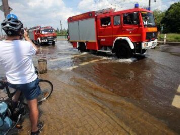 Feature: Magdeburg evakuiert Stadtteil - Das Wasser steht in manchen Straßen schon 30 Zentimeter hoch, der Strom ist abgestellt - doch viele der vom Hochwasser bedrohten Magdeburger wollen ihre Häuser nicht verlassen.
