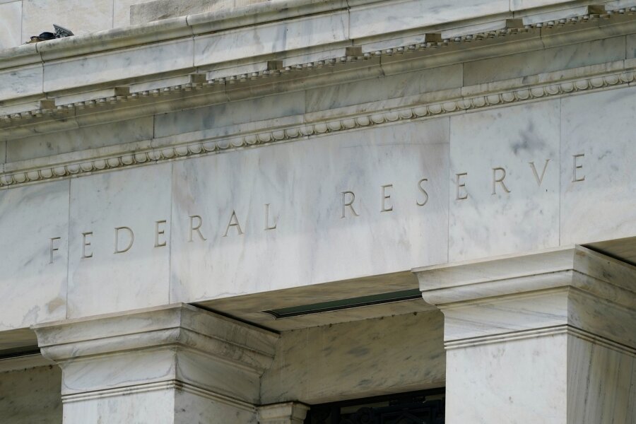 Fed tastet Leitzins nicht an - baldige Zinssenkung nicht absehbar - Das Gebäude der Federal Reserve (Fed) in Washington.
