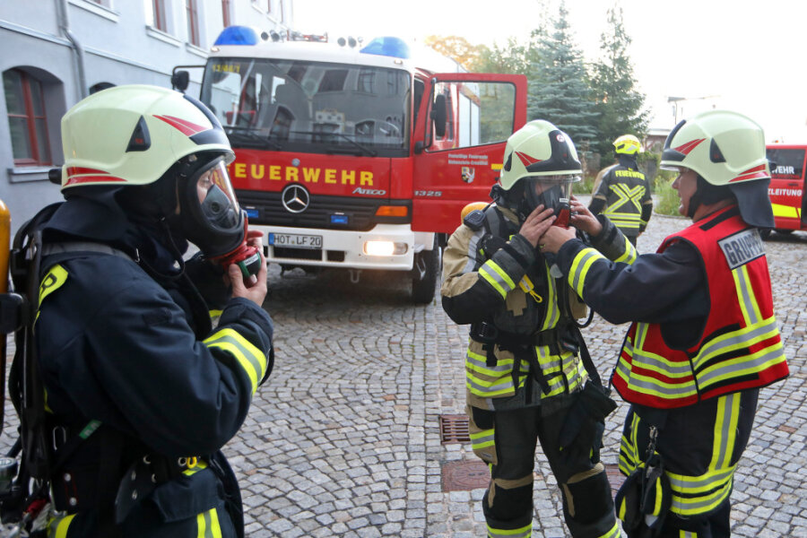 Fehlalarm: Feuerwehren rücken zu Rennsportmuseum aus - Acht Feuerwehren aus der Stadt und Oberlungwitz waren mit etwa 25 Kameraden im Einsatz.