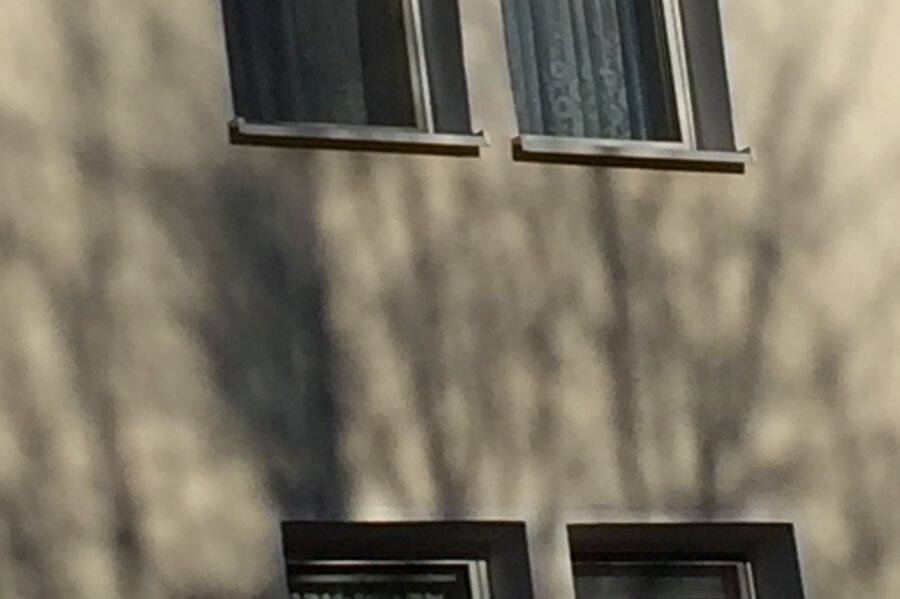 Fehlalarm: Schattenspiel führt zu Großeinsatz - Schornsteinrauch und ein Baum haben an dieser Fassade eines Wohnhauses an der Zschopauer Goethestraße zu einem bewegten Schattenwurf geführt. 