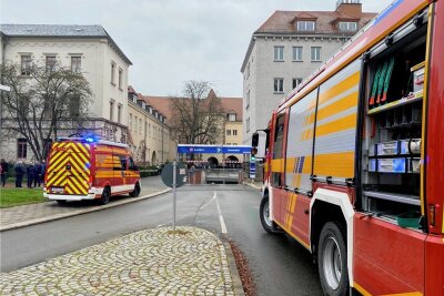 Fehlalarm: Westsächsische Hochschule in Zwickau teilweise evakuiert - Mehrere Feuerwehrfahrzeuge hielten am Donnerstagmorgen vor der WHZ. Die Einsatzkräfte erkundeten das Gebäude und konnten dann Entwarnung geben.