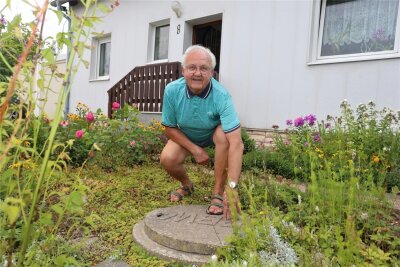 Fehlende zentrale Kläranlage: Rentner aus Langenbernsdorf schreibt an Ministerpräsidenten - Ralph Bretschneider musste sich für sein Haus eine eigene Klärgrube bauen. Ein zentraler Anschluss ist nicht mehr vorgesehen.