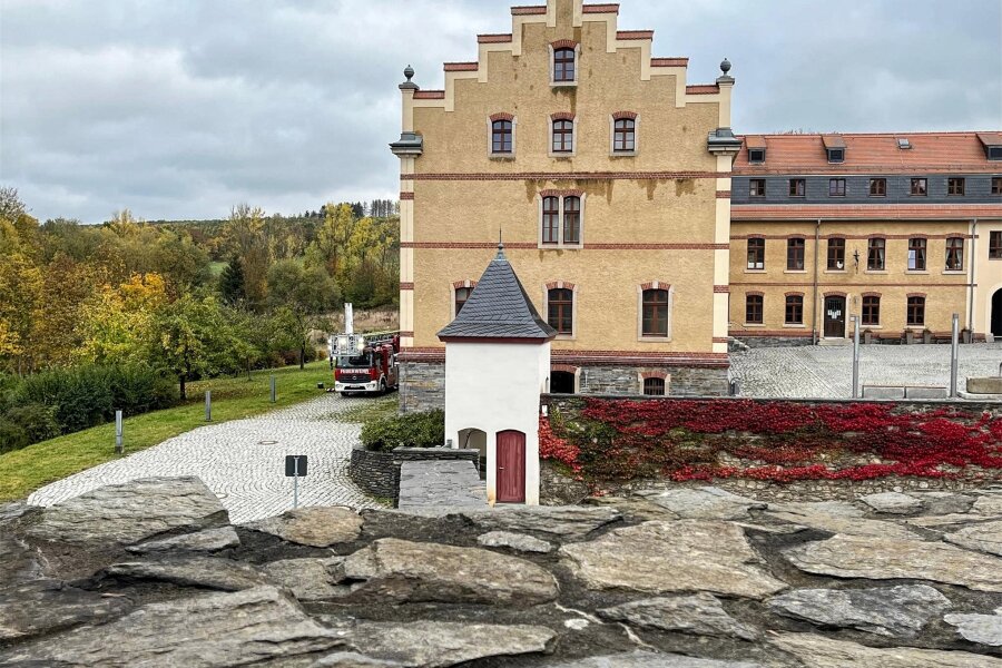 Fehler in der Ausschreibung: Keine Exklusivrechte für neuen Oelsnitzer Schlosswirt - Wer wird künftig als Wirt im Torhaus (rechts) auf dem Oelsnitzer Schloss Voigtsberg einziehen?