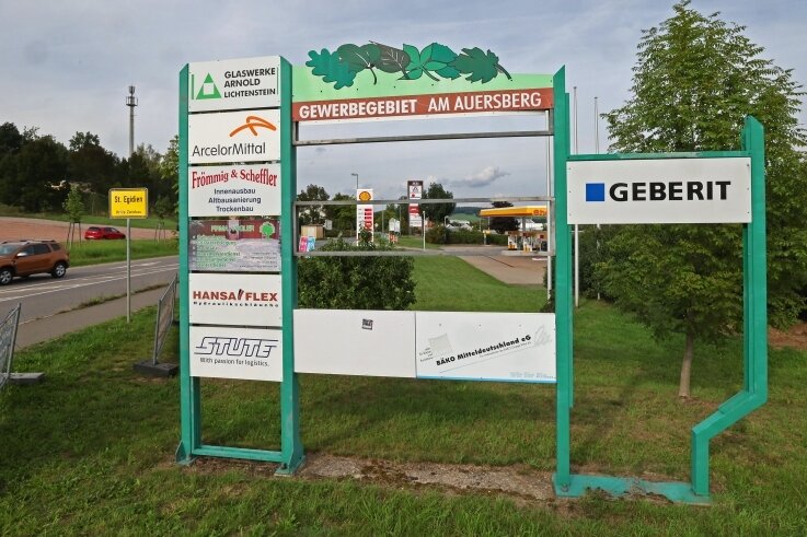Blick aufs Gewerbegebiet "Am Auersberg". Zwischen der Stadt Lichtenstein und der Gemeinde St. Egidien herrscht in Bezug auf die Zusammenarbeit im Zweckverband "Am Auersberg/Achat" schon lange keine Einigkeit mehr. Jetzt gab es diesbezüglich neuen Ärger. 