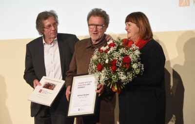 Feierliche Übergabe des ersten Karl-Schmidt-Rottluff-Preises an Michael Morgner - Künstler Michael Morgner (m.) erhielt im "Chemnitzer Hof" den Schmidt-Rottluff-Kunstpreis.