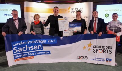 Feierliche Würdigung für soziales Engagement - Stellvertretend für die U 13 des BSC Freiberg nahm D-Jugend-Trainer Sebastian May (M.) die Urkunde sowie den silbernen Stern entgegen.