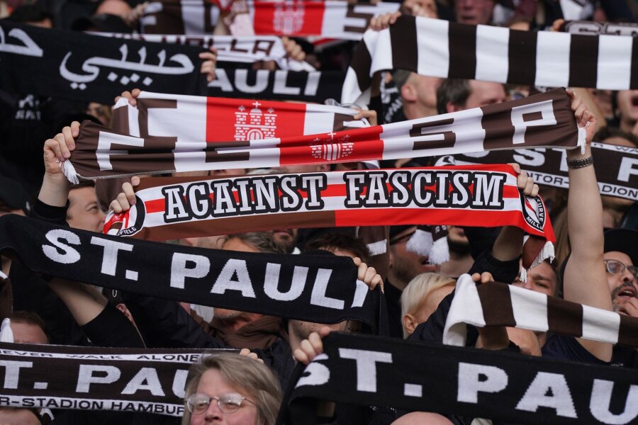 Feiern im Norden? Kiel und St. Pauli kurz vor dem Aufstieg - St. Pauli will einen möglichen Aufstieg in die Fußball-Bundesliga nicht nur mit einer Fan-Party, sondern mit einem Aktionstag für Demokratie, gegen Rassismus, Antisemitismus und Diskriminierung feiern.