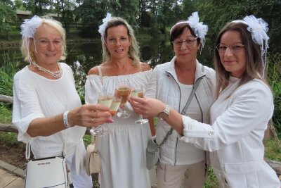 Feiern wie die Engel: Werdaus größter Verein holt die weißen Klamotten raus - Christa Krumbein mit ihren Töchtern Iris Paul und Heike Stiller sowie Enkelin Nancy Hess aus Werdau (von links).